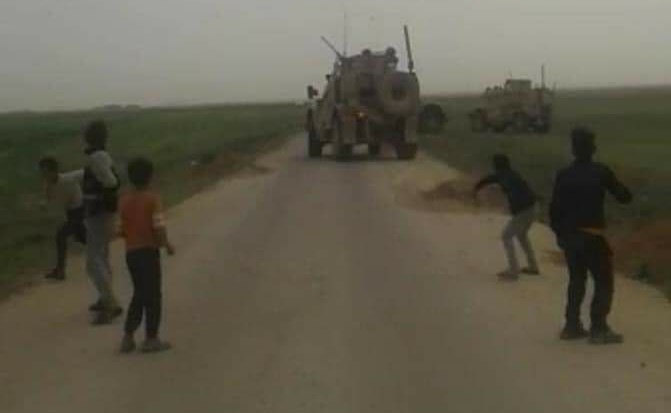 حاجز للجيش السوري يمنع مرور رتل لقوات الاحتلال الامريكي "فيديو"